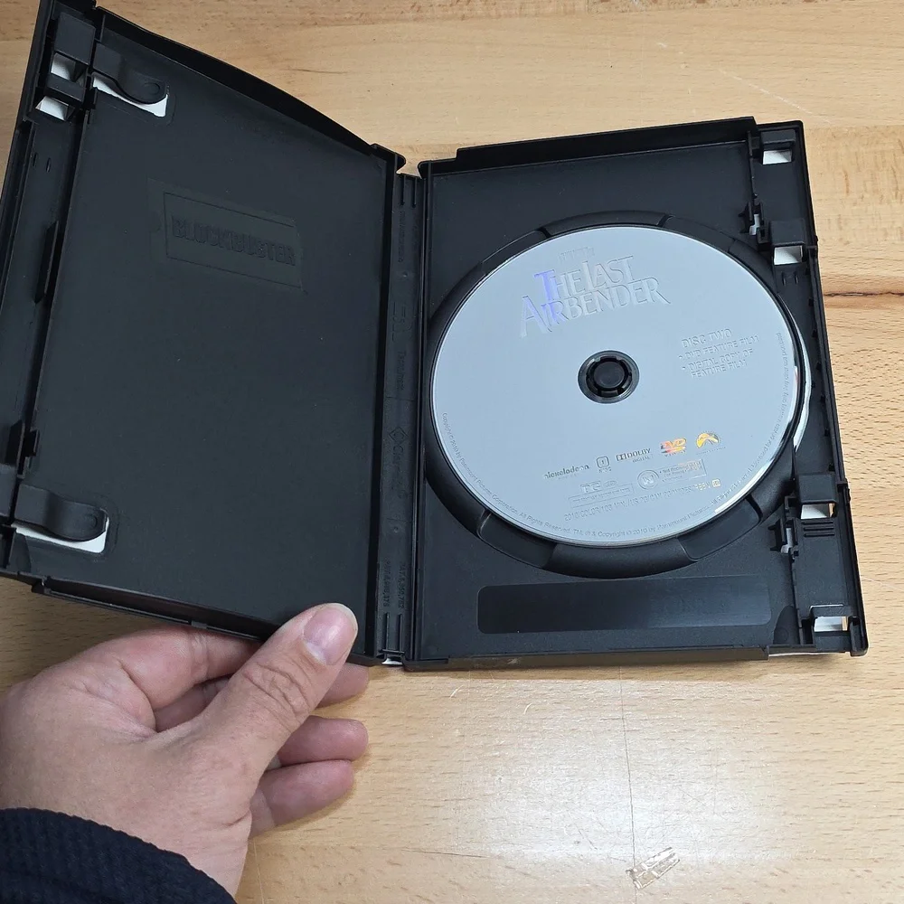 The Last Airbender DVD - Black Case - Picture 3 of 4